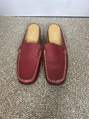 Bass Women's Red Leather Slip-On Mules with Contrast  White Stitching. N/W/B.